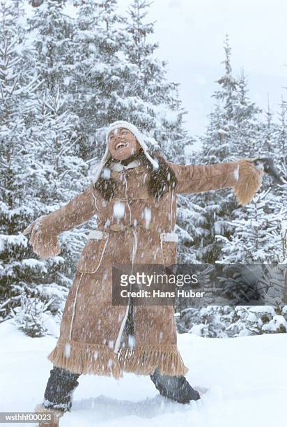 woman in snow - alleen mid volwassen vrouwen stockfoto's en -beelden