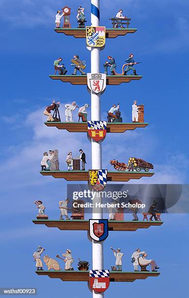 maypole in cham, bavaria, germany - bavaria stockfoto's en -beelden