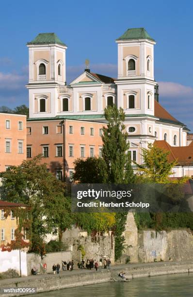 germany, bavaria, studienkirche in passau, in front of danube river - niederbayern stock-fotos und bilder