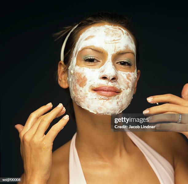 young woman with face pack - queen maxima of the netherlands attends world of health care congress 2017 in the hague stockfoto's en -beelden