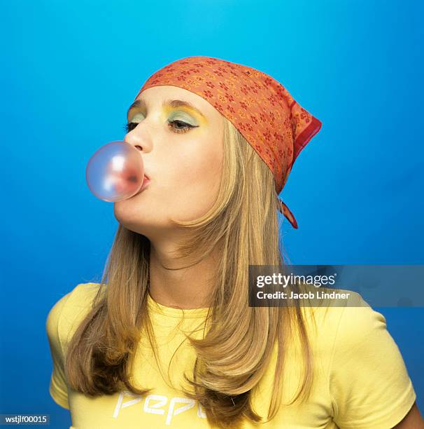teenage girl eating bubble gum - jacob imagens e fotografias de stock