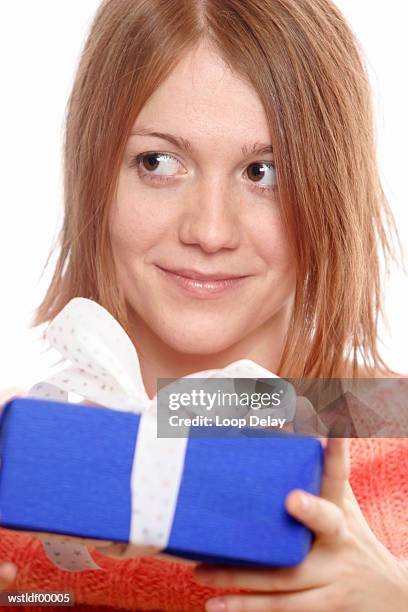 teenage girl with gift box - cruzeiro v cerro porteno copa bridgestone libertadores 2014 round of 16 stockfoto's en -beelden