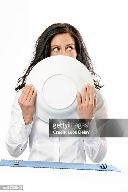 woman holding plate, partly obscuring face, portrait - olivia wilde co hosts event at birchbox soho in celebration of conscious commerce birchbox collaboration stockfoto's en -beelden