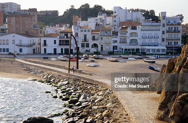 couple walking, sant andreu de la palomera, blanes, costa brava, catalonia, spain - la manche stock-fotos und bilder