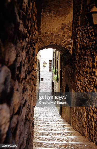 narrow staircase to street, el call, jewish quarter, girona, costa brava, catalonia, spain - costa stock-fotos und bilder