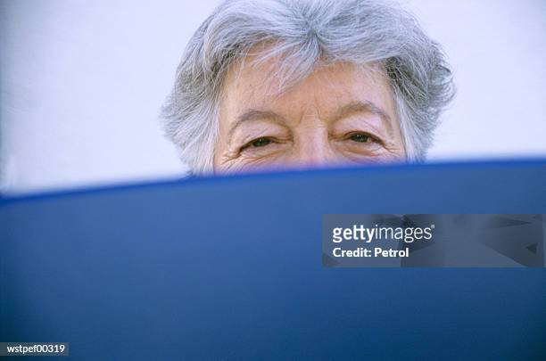 eye of senior woman, close up - up do foto e immagini stock