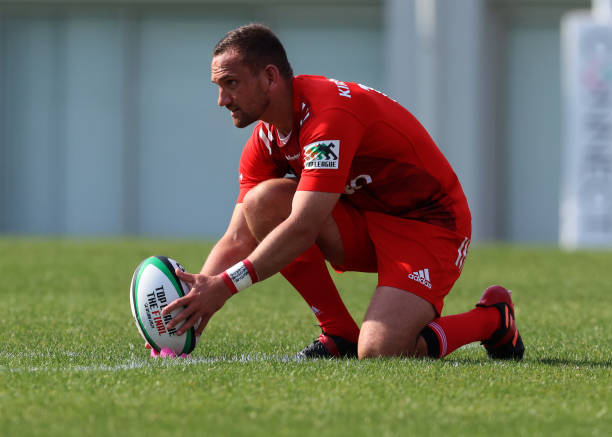 HIGASHIOSAKA, JAPAN - APRIL 24: Aaron Cruden of Kobelco Steelers places the ball on the ground to kick a goal during the Top League playoff tournament 2nd round between MHI Sagamihara Dynaboars and Kobelco Steelers at Hanazono Rugby Stadium on April 24, 2021 in Higashiosaka, Osaka, Japan. (Photo by Buddhika Weerasinghe/Getty Images)