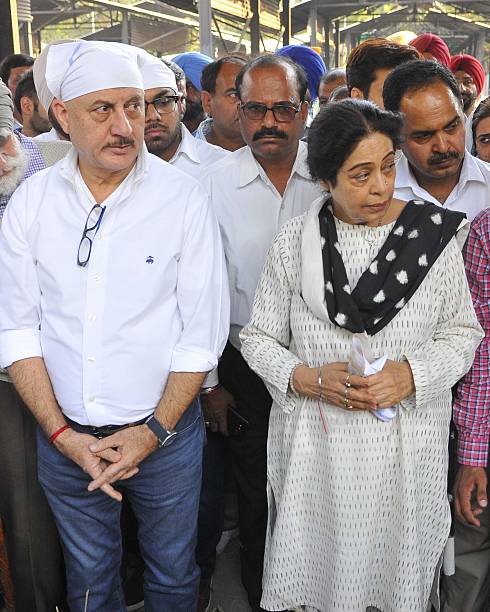 Actor Anupam Kher and his wife Chandigarh MP Kirron Kher attending cremation of Thakur Singh father of Kirron Kher at Sector25 on November 9 2016 in..