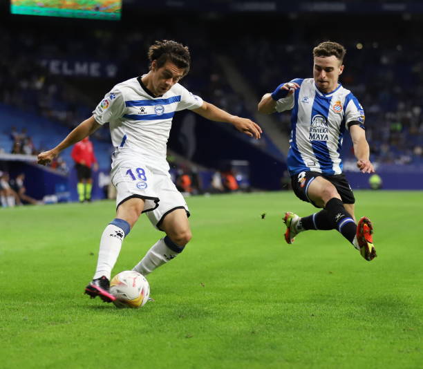 Adria Pedrosa of RCD Espanyol and Facundo Pellistri of Deportivo Alaves battle for the ball during the LaLiga Santander match between RCD Espanyol...