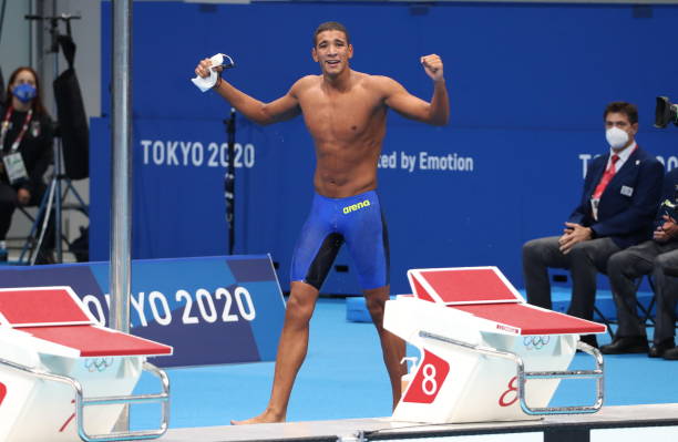 يحتفل التونسي أحمد حفناوي بفوزه بسباق 400 متر سباحة حرة رجال في اليوم الثاني من أولمبياد طوكيو 2020 في مركز طوكيو للألعاب المائية ...