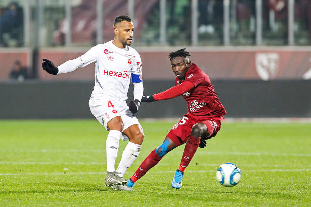 Championnat de France de football LIGUE 1 2018-2019-2020 - Page 32 Alaixys-romao-of-reims-and-adama-traore-of-metz-during-the-ligue-1-picture-id1184222947?k=6&m=1184222947&s=612x612&w=0&h=GSxf_9OjeFi4zoZj88grMKqxqkQZzJg73r-JZbJ_4bk=