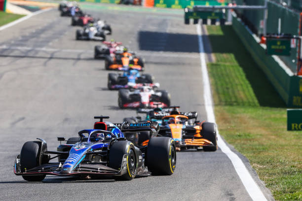 Alex Albon, Williams forming a DRS train with Daniel Ricciardo, McLaren right behind him at the 2022 Belgian Grand Prix