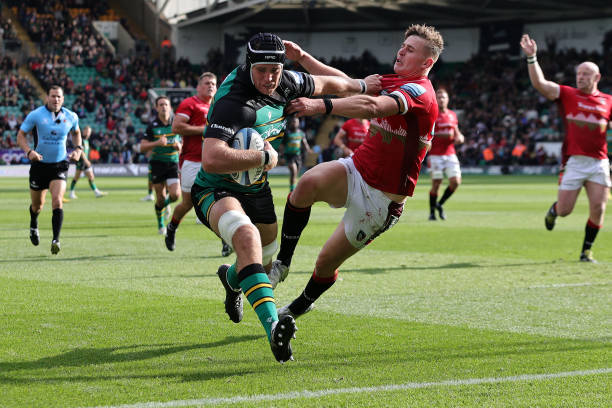 NORTHAMPTON, ENGLAND - SEPTEMBER 24: Alex Coles of Northampton Saints scores their side's third try as they fend off Freddie Steward of Leicester Tigers during the Gallagher Premiership Rugby match between Northampton Saints and Leicester Tigers at Franklin's Gardens on September 24, 2022 in Northampton, England. (Photo by David Rogers/Getty Images)