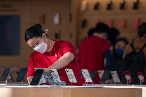 CA: Apple Stores Ahead Of Earnings