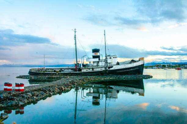 Antiguo barco encallado. Ushuaia, Tierra del Fuego, Argentina. La ciudad de &quot;El fin del mundo&quot;.