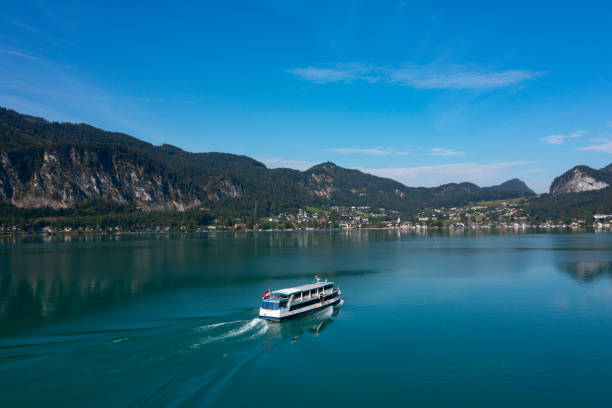 Austria, Salzburg, Sankt Gilgen, Tourboat sailing across Lake Wolfgang