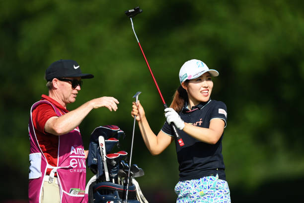 https://media.gettyimages.com/photos/ayaka-furue-of-japan-talks-with-her-caddie-on-hole-18-during-day-one-picture-id1330078016?k=6&m=1330078016&s=612x612&w=0&h=PaZtWTBhWs1d2kyGSpPXw0Yy3MSucFr8_35gnCjEZ-o=