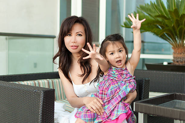 Азиаты мамки. Красивая азиатка с дочкой. Азиатские мама с дочкой. Японские мамочки с дочками. Красивые мама и дочь азиатки.