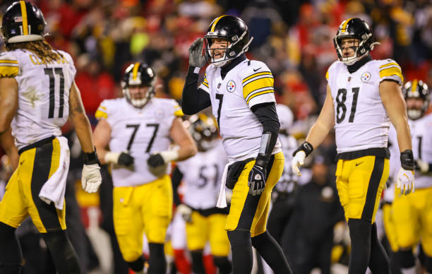 Ben Roethlisberger of the Pittsburgh Steelers talks to Chase Claypool of the Pittsburgh Steelers during the fourth quarter of the AFC Wild Card...