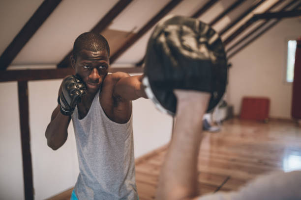Fighter negro en su dojo de entrenamiento