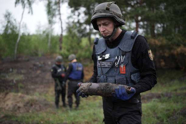 UKR: Ukrainian Bomb Disposal Team Clears Unexploded Ordnance Outside Kyiv