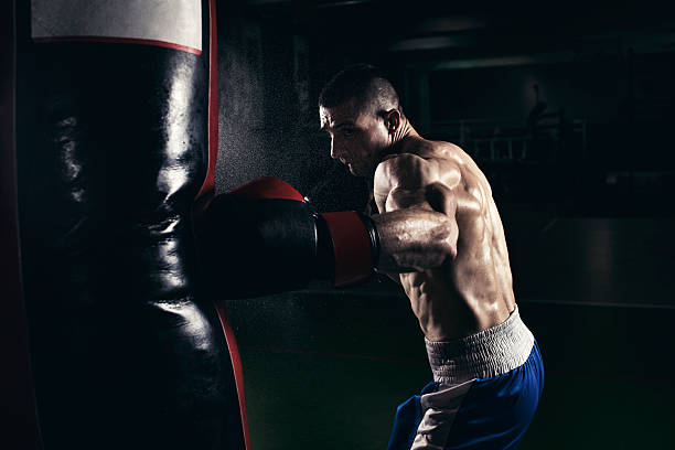 Boxeador capacitación con una bolsa de boxeo