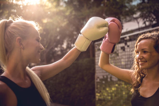 Boxeo entrenamiento al aire libre - deporte conceptos - dos amigas trabajando