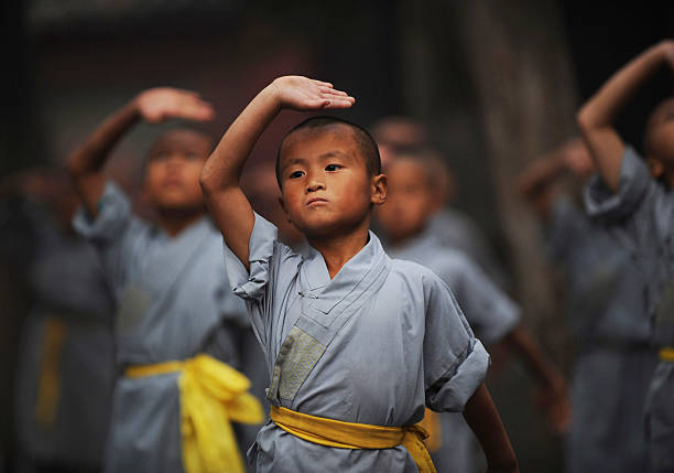 Photos et images de Boys Practice Kung Fu At Shaolin Temple | Getty Images