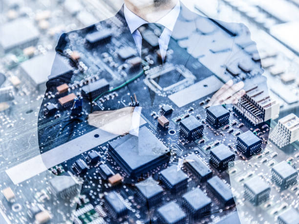 businessman standing with folded arms in a classic navy blue suit against pc motherboard chip - empresa offshore: onde incorporar - fotografias e filmes do acervo