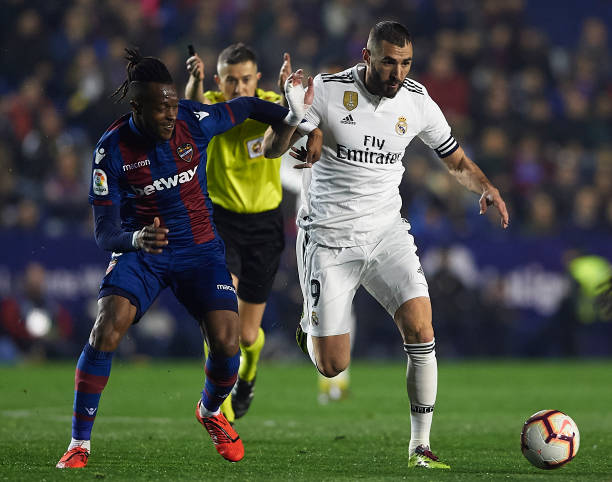 https://media.gettyimages.com/photos/cheik-doukoure-of-levante-competes-for-the-ball-with-karim-benzema-of-picture-id1131888007?b=1&k=6&m=1131888007&s=612x612&w=0&h=nZL3VoY9KaonNvrcJW565KnHhGoZ6P6nWW6X_0s-jkQ=