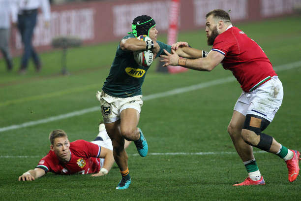 CAPE TOWN, SOUTH AFRICA - AUGUST 07: Cheslin Kolbe of South Africa fends off Luke Cowan-Dickie of the British & Irish Lions during the Castle Lager Lions Series 3rd Test match between South Africa and British and Irish Lions at Cape Town Stadium on August 07, 2021 in Cape Town, South Africa. (Photo by EJ Langner/Gallo Images)