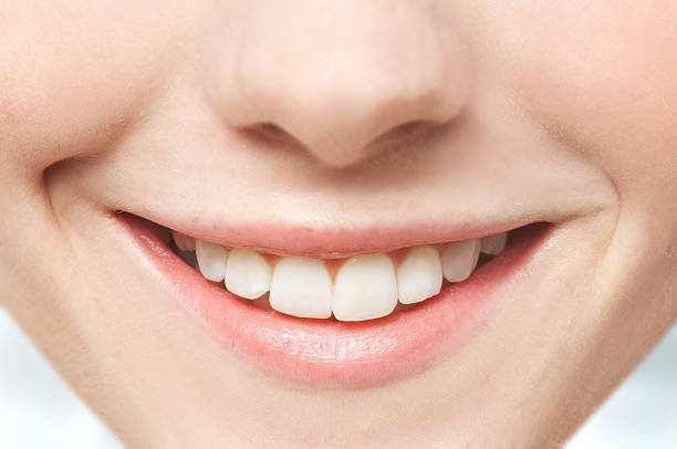 close up of mouth and white teeth - dentista - fotografias e filmes do acervo