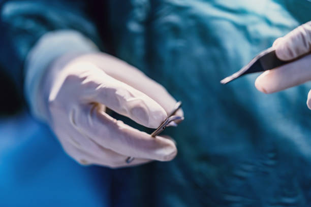 close-up do cirurgião que faz pontos durante a cirurgia do rhinoplasty - rinoplastia - fotografias e filmes do acervo