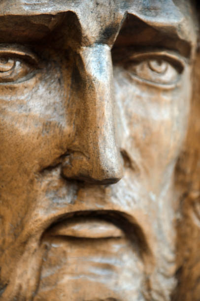 close-up on the face of a wooden jesus christ - good friday stockfoto's en -beelden