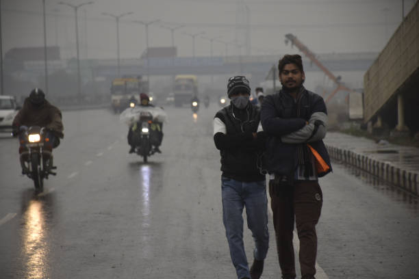 IND: Light Rain Lashes Parts Of Delhi-NCR