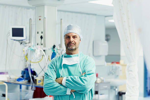 confident surgeon in operating room - cirurgia - fotografias e filmes do acervo