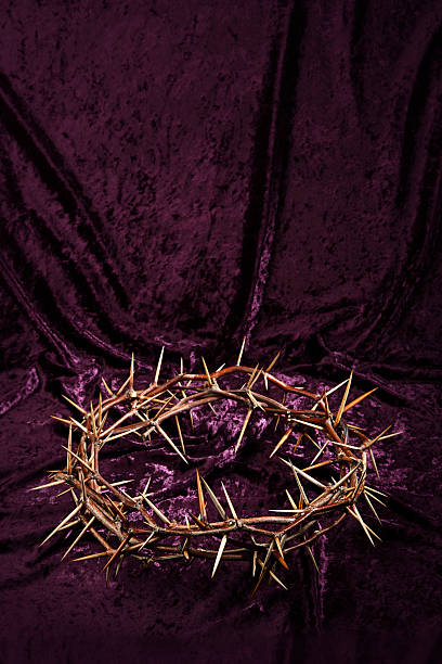 crown of thorns on purple background with copyspace - good friday stockfoto's en -beelden