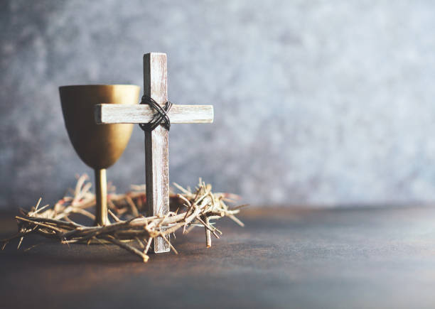 crown of thorns with cross and chalice. religious easter - good friday stockfoto's en -beelden