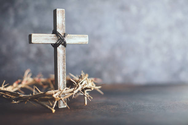 crown of thorns with cross. religious easter - good friday stockfoto's en -beelden