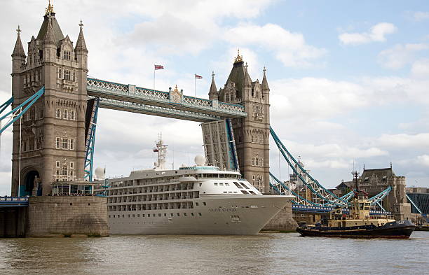 cruise ship london bridge