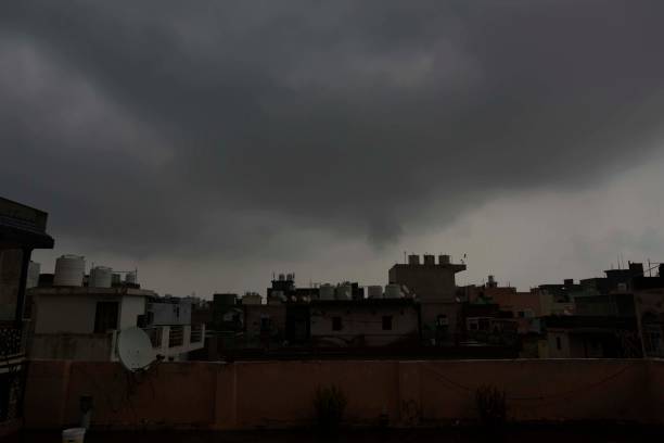 IND: Heavy Rainfall Lashes Delhi-NCR, Traffic Snarls, Waterlogging Reported