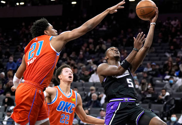 De'Aaron Fox of the Sacramento Kings shoots over Aaron Wiggins of the Oklahoma City Thunder during the first quarter at Golden 1 Center on December...