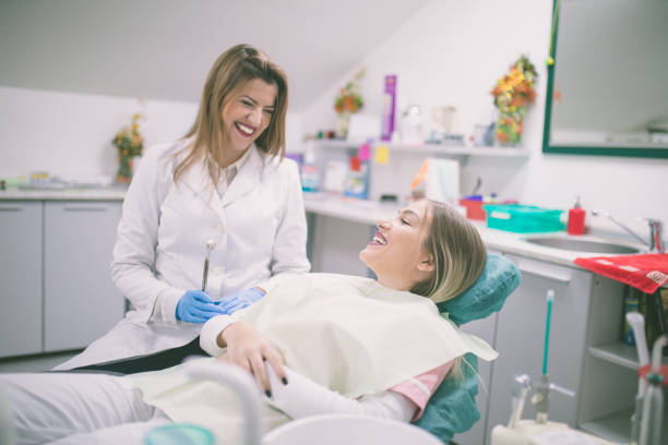 dentista curar um paciente do sexo feminino - care no dente - fotografias e filmes do acervo