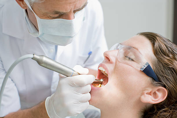 dentista trabalhando em pacientes dentes - dentistas - fotografias e filmes do acervo