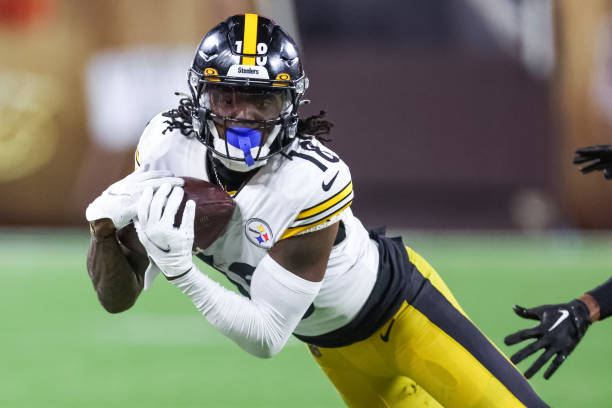 Diontae Johnson of the Pittsburgh Steelers makes a catch during the fourth quarter against the Cleveland Browns at FirstEnergy Stadium on September...