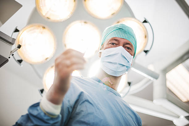 médico dando cirurgia - cirurgiões plásticos - fotografias e filmes do acervo
