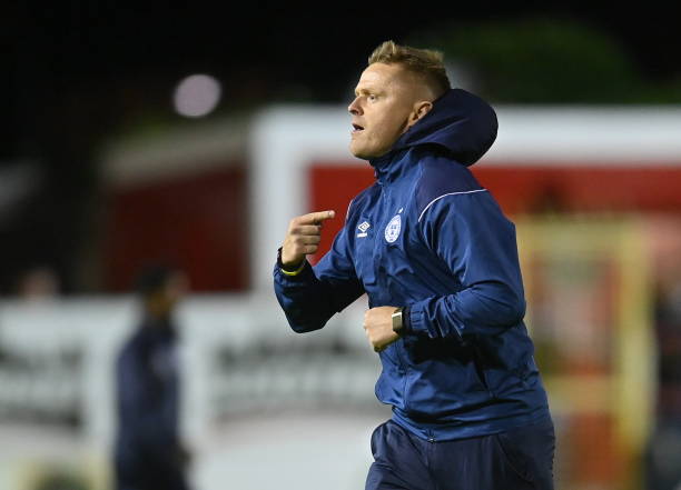 Dublin , Ireland - 19 August 2022; Shelbourne manager Damien Duff acknowledges the supporters after his side's draw in the SSE Airtricity League...