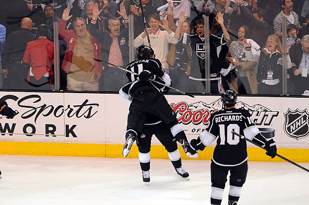 Dustin Brown scores twice in Kings' 3-1 win over Flames