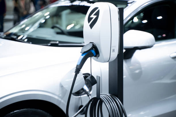 electric car in charging - carros elétricos - fotografias e filmes do acervo