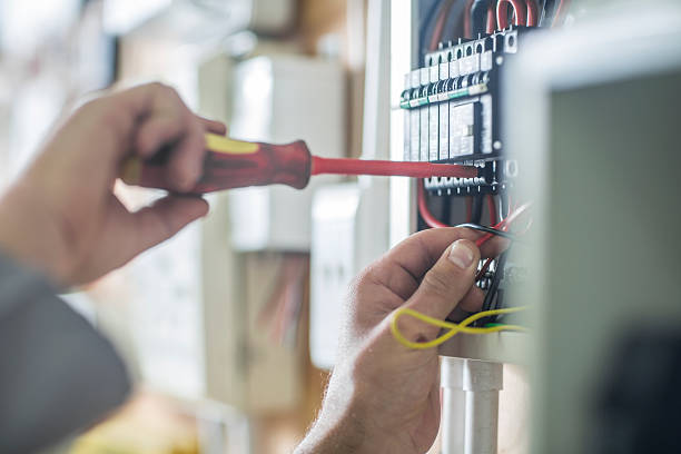 electrician working on wired electrical board - eletricista  - fotografias e filmes do acervo